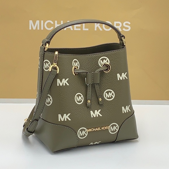 MICHAEL KORS
Mercer Small Logo Embossed Leather
Bucket Bag OLIVE COLOR - Picture 9 of 15